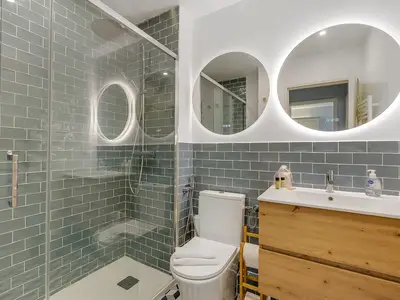 Badezimmer mit Dusche