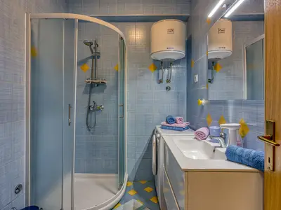 Badezimmer mit Dusche