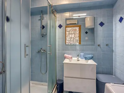 Badezimmer mit Dusche