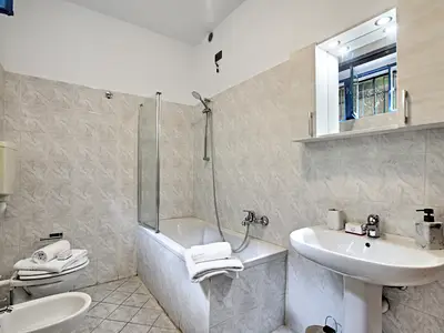 Badezimmer mit Badewanne