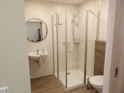 Badezimmer mit Dusche