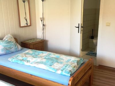 Schlafzimmer mit angrenzenden Bad