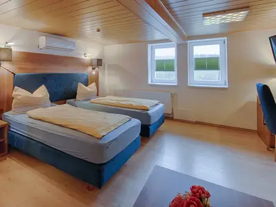 5. Schlafzimmer und Wohnzimmer