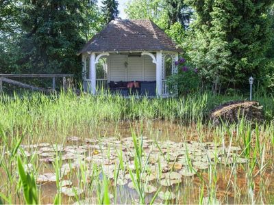 Gartenlaube mit Teich