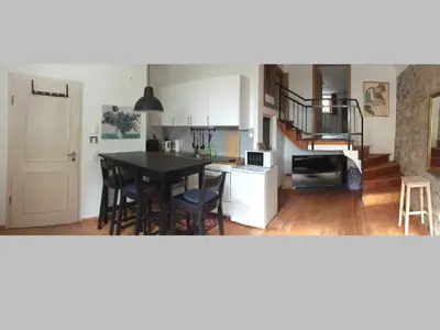 Wohn-/Esszimmer: Wohnungstüre, Essen/Kochen, Türe zu separatem WC, Internetfernseher - oben Schlafkoje, Schlafzimmer