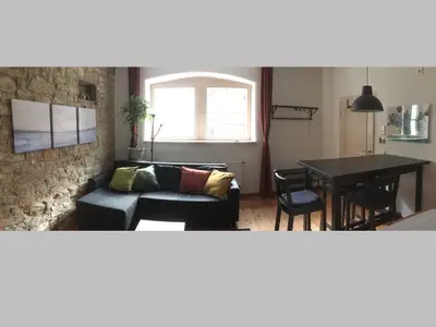 Wohn-/Esszimmer: Schlafsofa, Garderobe, Wohnungstüre, Esstisch