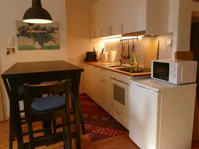 Wohn-/Esszimmer: Esstisch und Küche, Türe rechts zu separatem WC