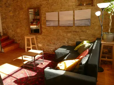 Wohnbereich: Schlafsofa, antiker Spiegel