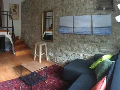 Wohnbereich: Internet-Fernseher, Aufgang zum Schlafzimmer und zur Schlafkoje