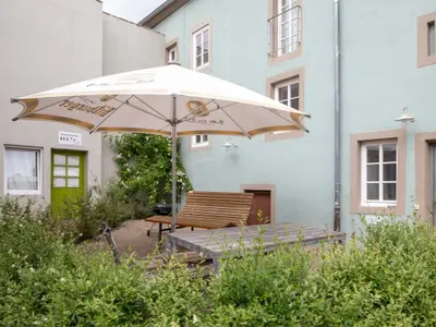 Vergissmeinnicht Innenhof mit gemütlichem Sitzbereich