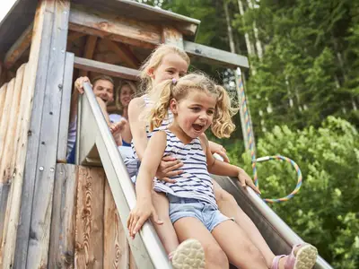 1046-spielplatz-familie-kinder-rutschen-amiamo-201