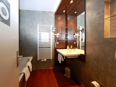 großes Badezimmer Appartement Urban mit Küche