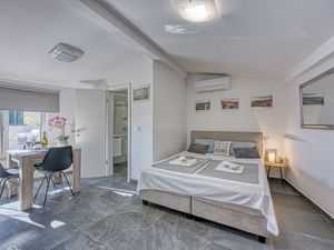 23706929-Appartement-2-Črni Kal-300x225-0