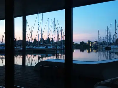 mit traumhafter Lage im Yachthafen