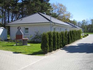 6777190-Bungalow-7-Karlshagen-300x225-2