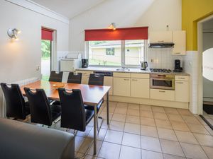 19353362-Bungalow-6-Kootwijk-300x225-4