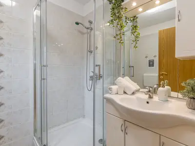 Badezimmer mit Dusche