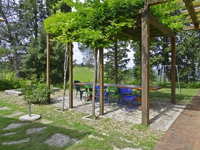 Die Rückseite der Villa mit dem exklusiven und privat eingerichteten Garten