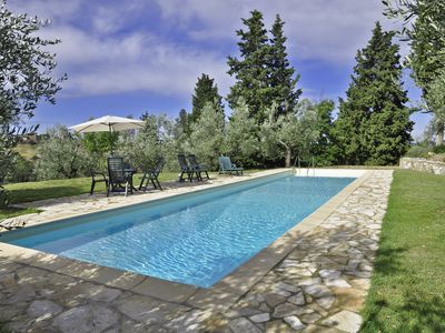 Der ausgestattete und exklusive Pool ist von Olivenbäumen umgeben