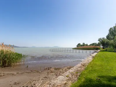 Der Strand ist 2 Minuten zu Fuß vom Haus entfernt