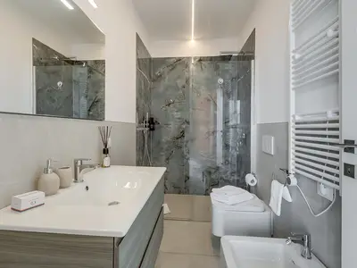 Badezimmer mit Dusche
