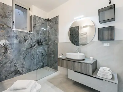 Badezimmer mit Dusche