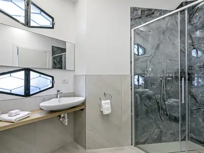 Badezimmer mit Dusche