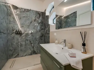 Badezimmer mit Dusche