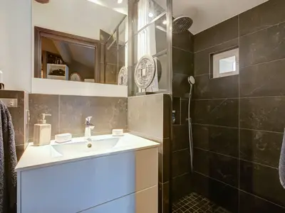 Badezimmer mit Dusche