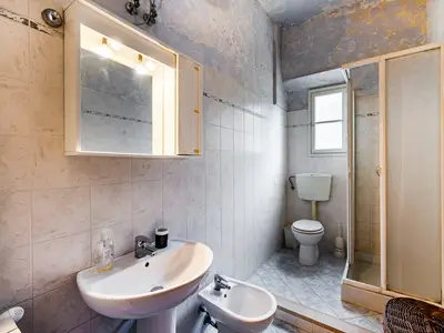 Badezimmer mit Dusche