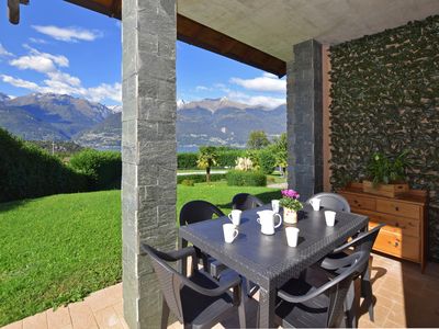 Die ausgestattete und panoramische Loggia zum Essen