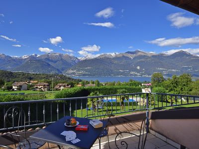 Die ausgestattete Terrasse im Obergeschoss mit dem Panoramablick auf den See