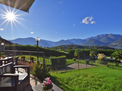 Die ausgestattete Terrasse mit dem Blick auf den See