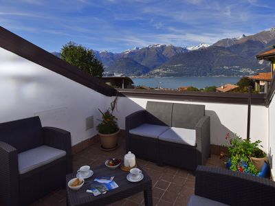 Die ausgestattete und panoramische Terrasse im Obergeschoss