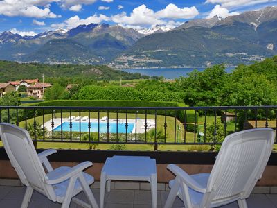 Die ausgestattete Terrasse im Obergeschoss mit Blick auf den See