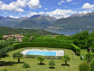 Der gemeinsame Pool und die Aussicht auf den See