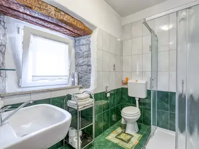 Badezimmer mit Dusche