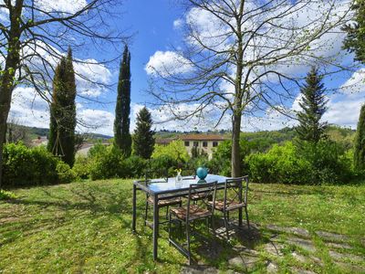 Der ausgestattete Privatgarten mit Blick auf die umliegenden Hügel