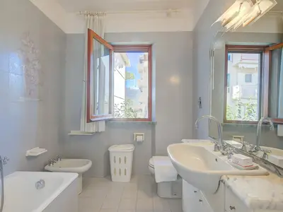 Badezimmer mit Badewanne