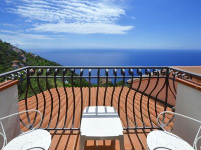 Der Balkon des oberen Schlafzimmers mit wunderschönem Blick auf das Meer