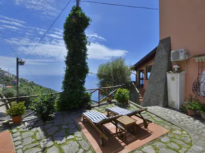 Die ausgestattete Terrasse auf der unteren Ebene