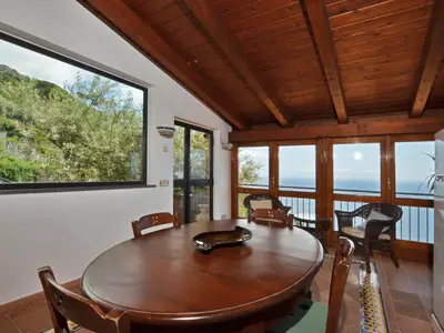 Die helle Küche und das Esszimmer mit einem schönen und weiten Blick auf das Meer