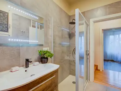 Badezimmer mit Dusche