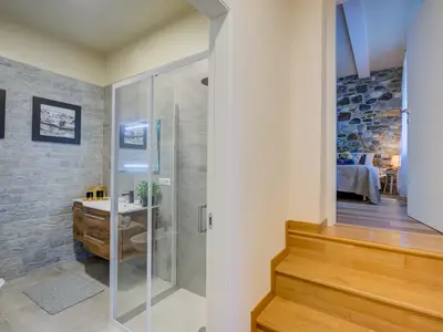 Badezimmer mit Dusche