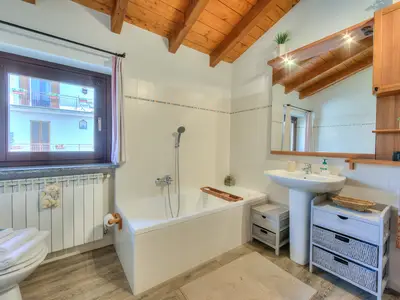 Badezimmer mit Badewanne und Dusche