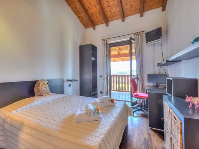 Schlafzimmer mit Balkon und Blick auf den See