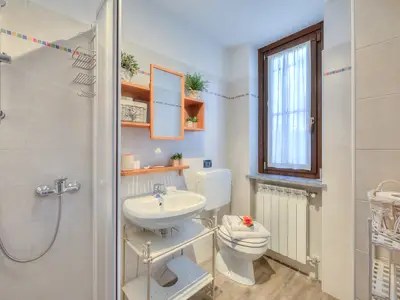 Badezimmer mit Dusche