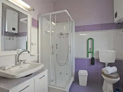 Badezimmer mit Dusche