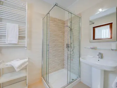 Badezimmer mit Dusche