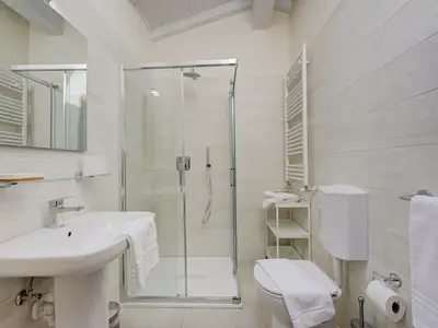 Badezimmer mit Dusche